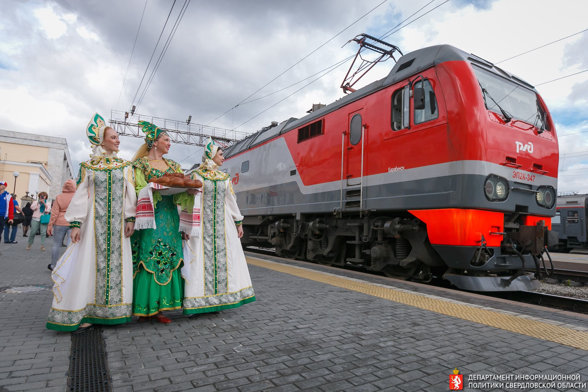 Такого Екатеринбург не видел со времён первомайских демонстраций в Советском Союзе. От поезда до стадиона. Без слов Такого Екатеринбург не видел со времён первомайских демонстраций в Советском Союзе. От поезда до стадиона. Без слов