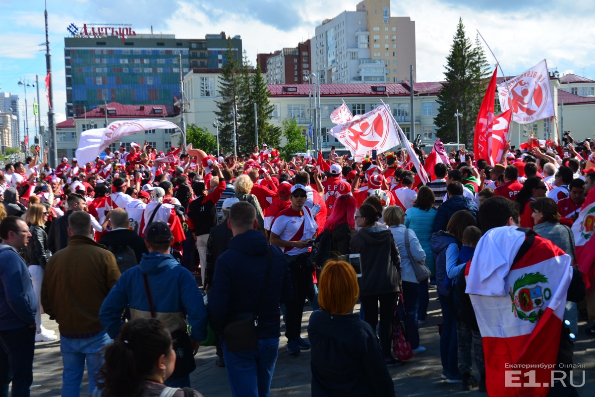 Такого Екатеринбург не видел со времён первомайских демонстраций в Советском Союзе. От поезда до стадиона. Без слов Такого Екатеринбург не видел со времён первомайских демонстраций в Советском Союзе. От поезда до стадиона. Без слов