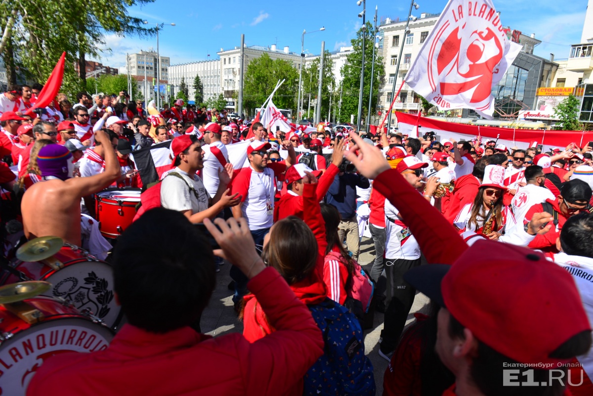 Такого Екатеринбург не видел со времён первомайских демонстраций в Советском Союзе. От поезда до стадиона. Без слов Такого Екатеринбург не видел со времён первомайских демонстраций в Советском Союзе. От поезда до стадиона. Без слов