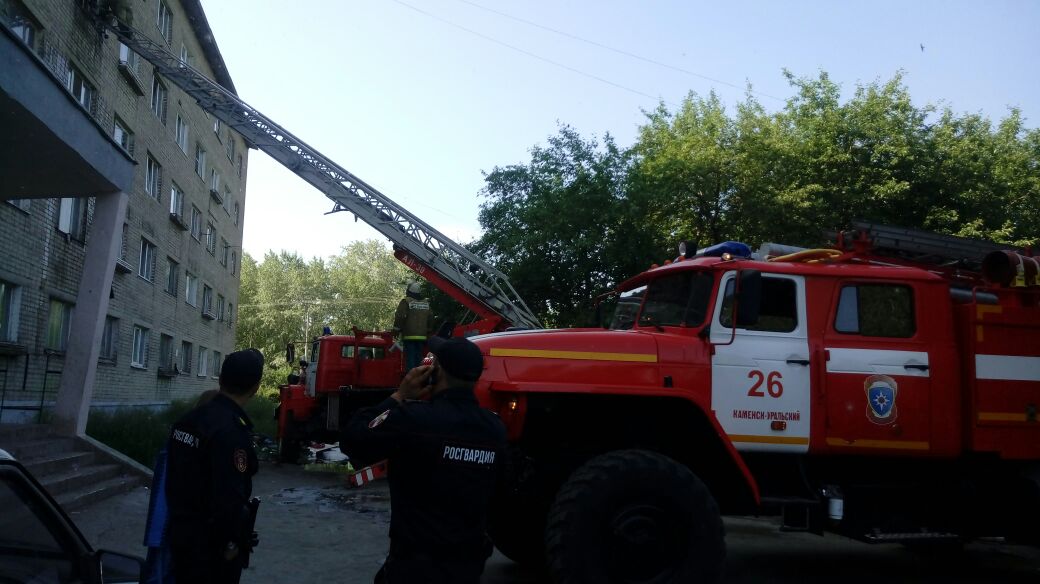 В Каменске-Уральском из горящего дома эвакуировали порядка 100 человек В Каменске-Уральском из горящего дома эвакуировали порядка 100 человек