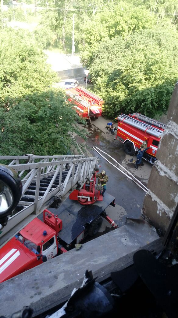 В Каменске-Уральском из горящего дома эвакуировали порядка 100 человек В Каменске-Уральском из горящего дома эвакуировали порядка 100 человек