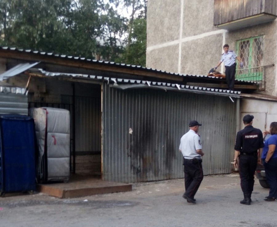 Пьяный мужчина в Первоуральске упал на крышу магазина с пятого этажа Пьяный мужчина в Первоуральске упал на крышу магазина с пятого этажа
