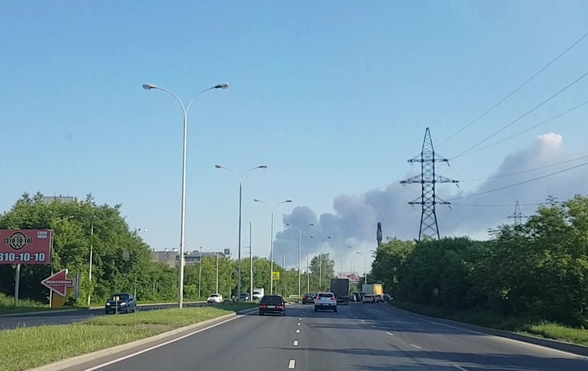 Крупный пожар в Екатеринбурге: горят склады на Совхозной Крупный пожар в Екатеринбурге: горят склады на Совхозной