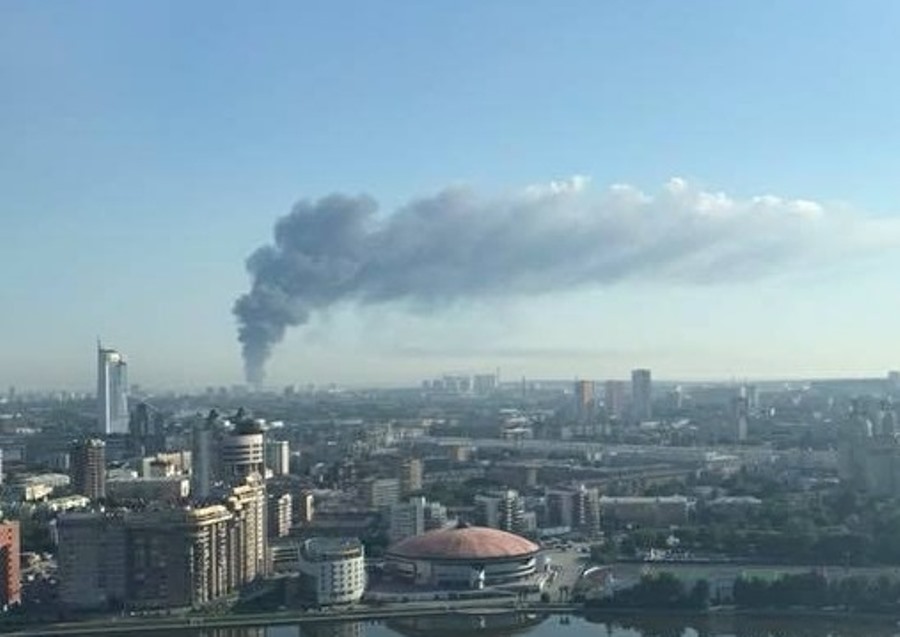 Крупный пожар в Екатеринбурге: горят склады на Совхозной Крупный пожар в Екатеринбурге: горят склады на Совхозной