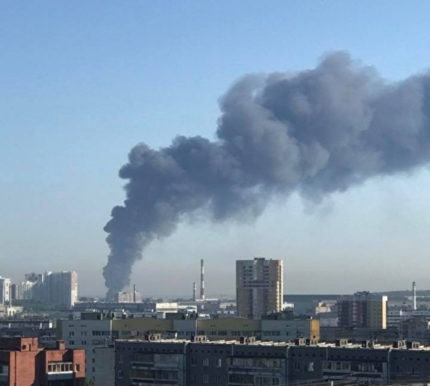 Крупный пожар в Екатеринбурге: горят склады на Совхозной Крупный пожар в Екатеринбурге: горят склады на Совхозной