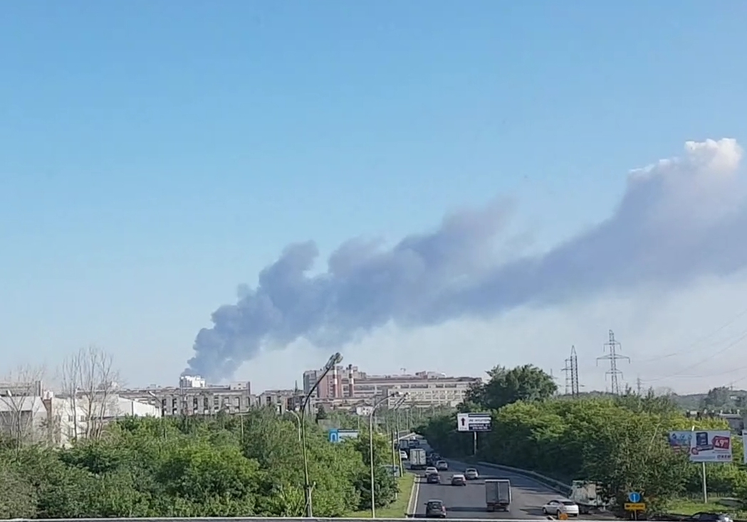 Крупный пожар в Екатеринбурге: горят склады на Совхозной Крупный пожар в Екатеринбурге: горят склады на Совхозной