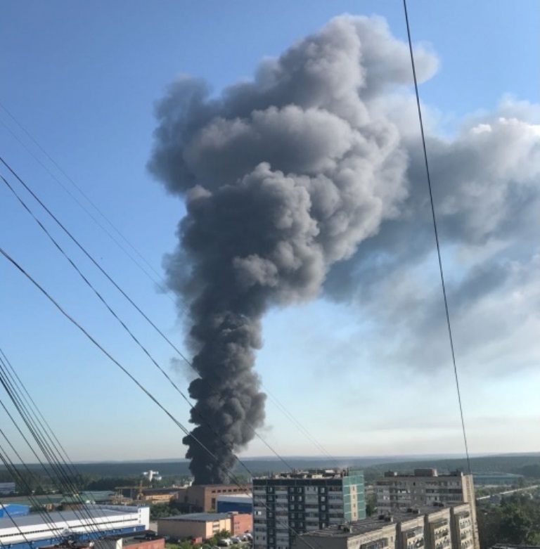 Крупный пожар в Екатеринбурге: горят склады на Совхозной Крупный пожар в Екатеринбурге: горят склады на Совхозной