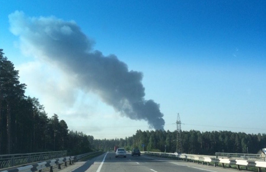 Крупный пожар в Екатеринбурге: горят склады на Совхозной Крупный пожар в Екатеринбурге: горят склады на Совхозной