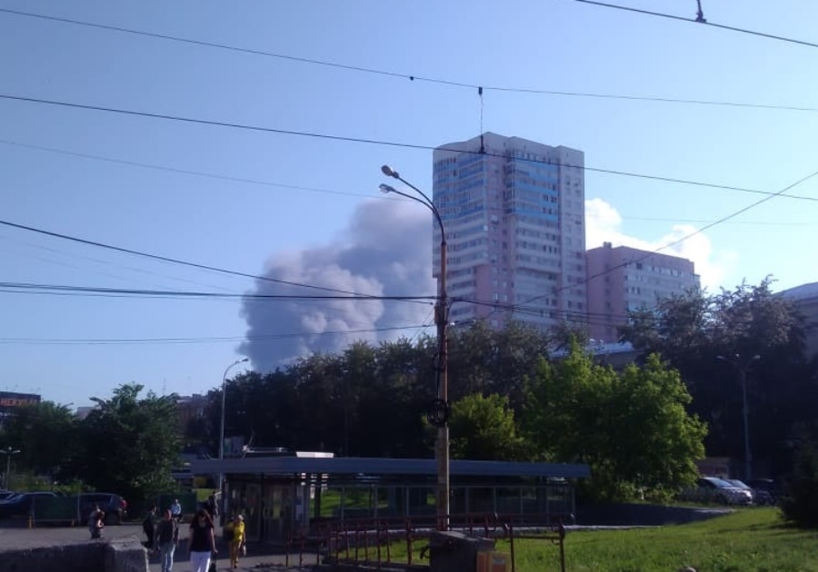 Крупный пожар в Екатеринбурге: горят склады на Совхозной Крупный пожар в Екатеринбурге: горят склады на Совхозной