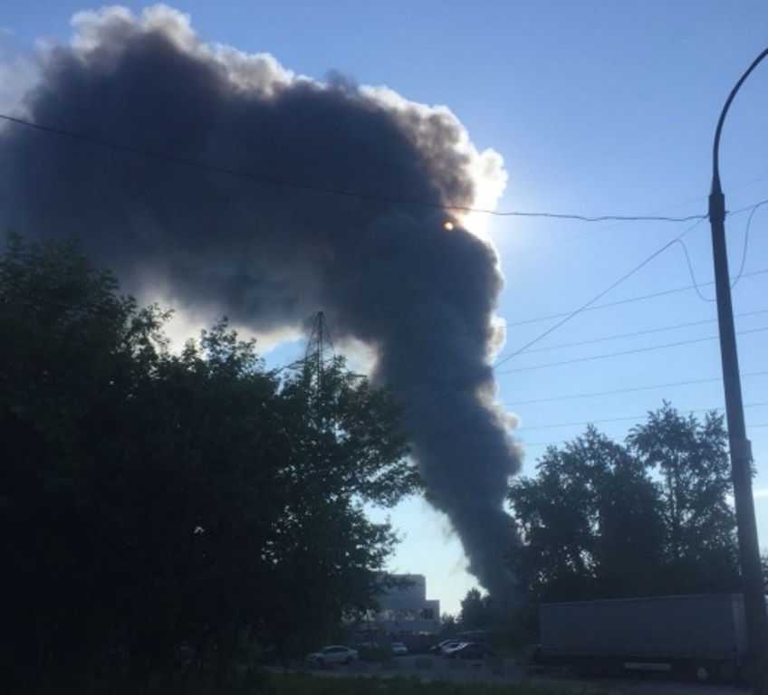 Крупный пожар в Екатеринбурге: горят склады на Совхозной Крупный пожар в Екатеринбурге: горят склады на Совхозной