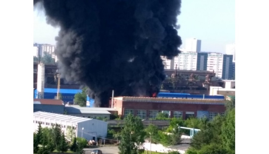Крупный пожар в Екатеринбурге: горят склады на Совхозной Крупный пожар в Екатеринбурге: горят склады на Совхозной