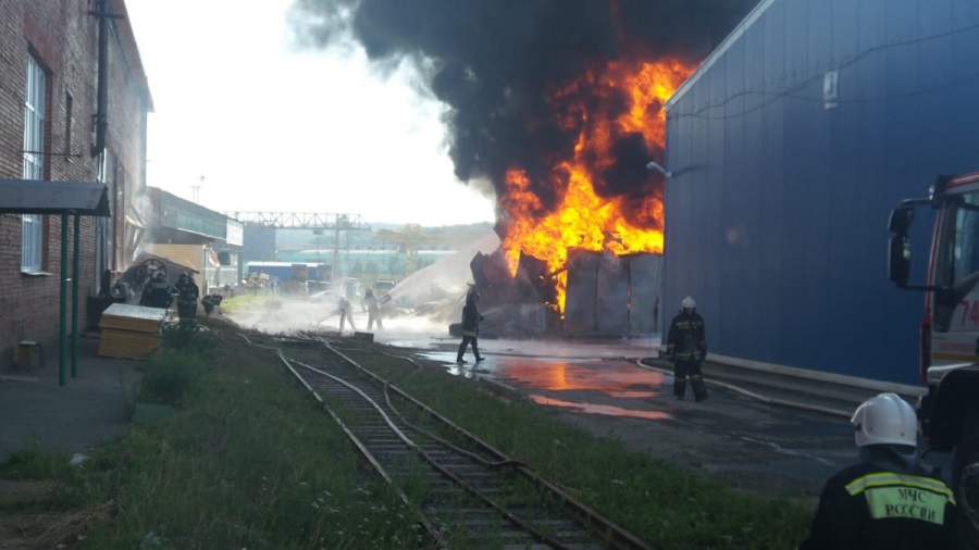 Крупный пожар в Екатеринбурге: горят склады на Совхозной Крупный пожар в Екатеринбурге: горят склады на Совхозной
