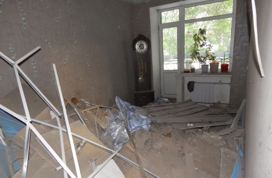 В Екатеринбурге в жилом доме посреди ночи прямо в квартиру рухнуло межэтажное перекрытие В Екатеринбурге в жилом доме посреди ночи прямо в квартиру рухнуло межэтажное перекрытие