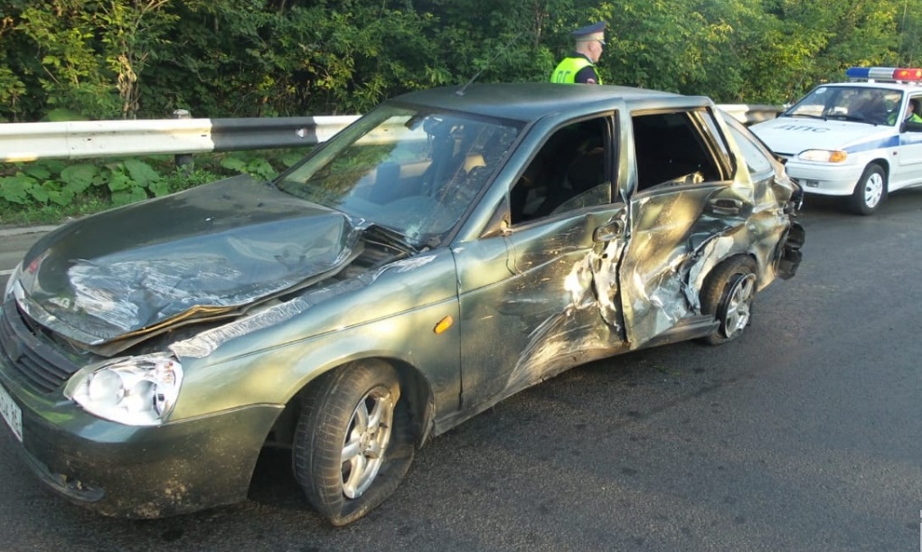 В Екатеринбурге внедорожник Nissan Patrol встал на крышу. Версии причин ДТП в показаниях водителей расходятся