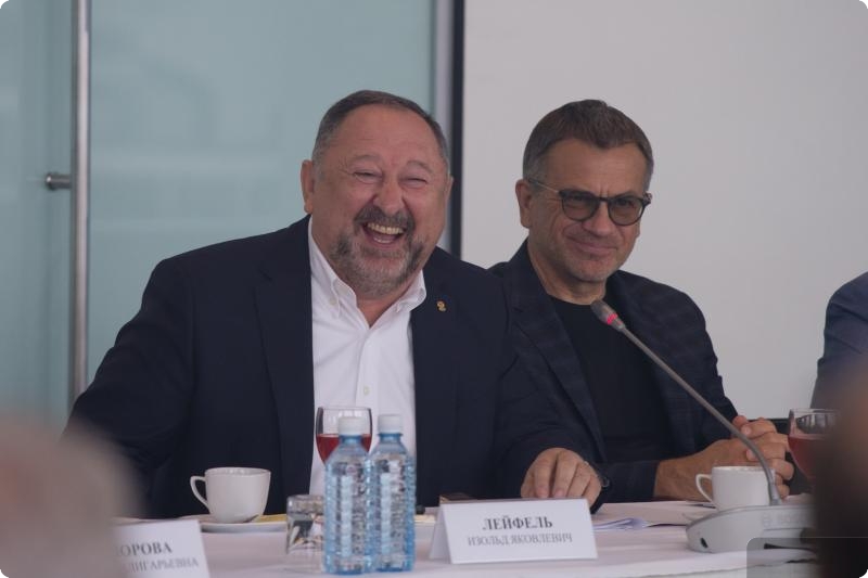 Цифровые технологии и рок-академия: Евгений Куйвашев обсудил с общественностью планы по развитию Екатеринбурга Цифровые технологии и рок-академия: Евгений Куйвашев обсудил с общественностью планы по развитию Екатеринбурга