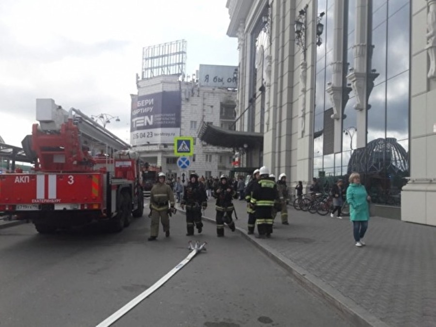 В Екатеринбурге утром загорелся «Гринвич». Эвакуировано 500 человек В Екатеринбурге утром загорелся «Гринвич». Эвакуировано 500 человек