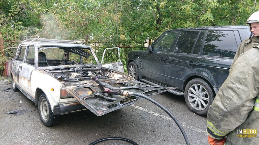 В Екатеринбурге огонь уничтожил отечественный ВАЗ и повредил два элитных внедорожника В Екатеринбурге огонь уничтожил отечественный ВАЗ и повредил два элитных внедорожника