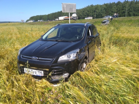 На трассе Екатеринбург — Челябинск столкнулись сразу 4 автомобиля