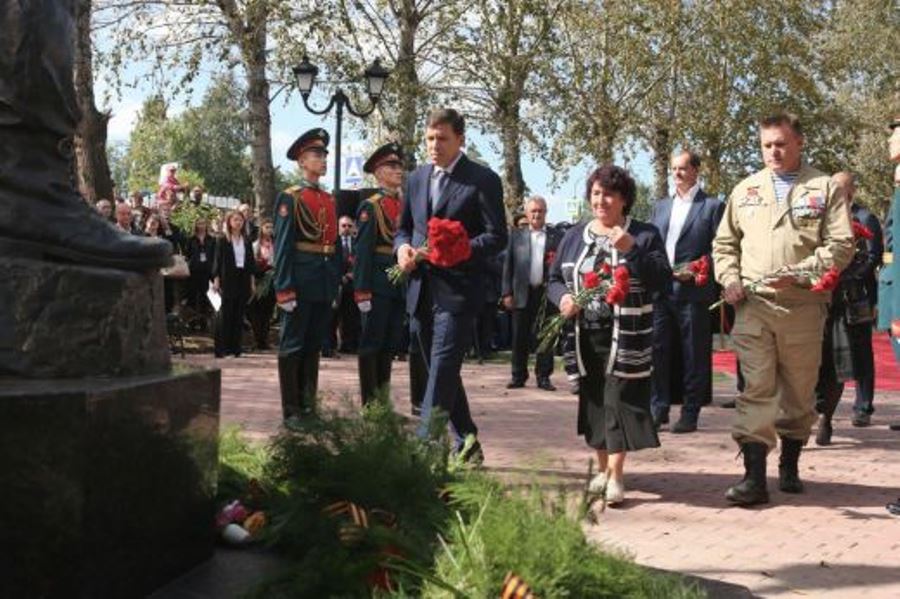 В поселке Исток открыли памятник бойцу группы «Альфа» Александру Гуменюку В поселке Исток открыли памятник бойцу группы «Альфа» Александру Гуменюку