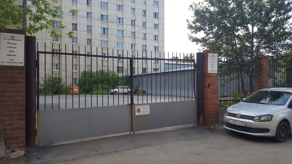 Жители домов на улице Фрезеровщиков пожаловались на захват двора Жители домов на улице Фрезеровщиков пожаловались на захват двора