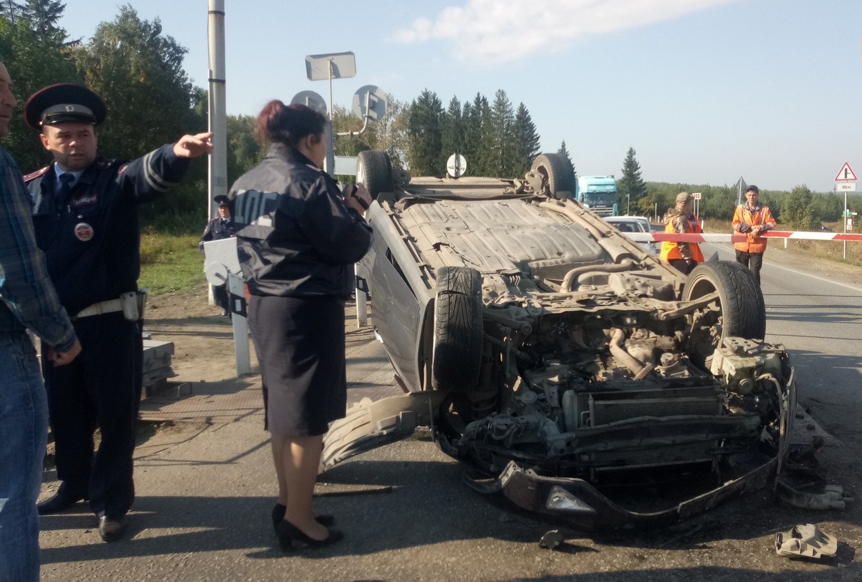 В Свердловской области у станции Марамзино автомобиль перевернулся прямо на ж/д переезде В Свердловской области у станции Марамзино автомобиль перевернулся прямо на ж/д переезде