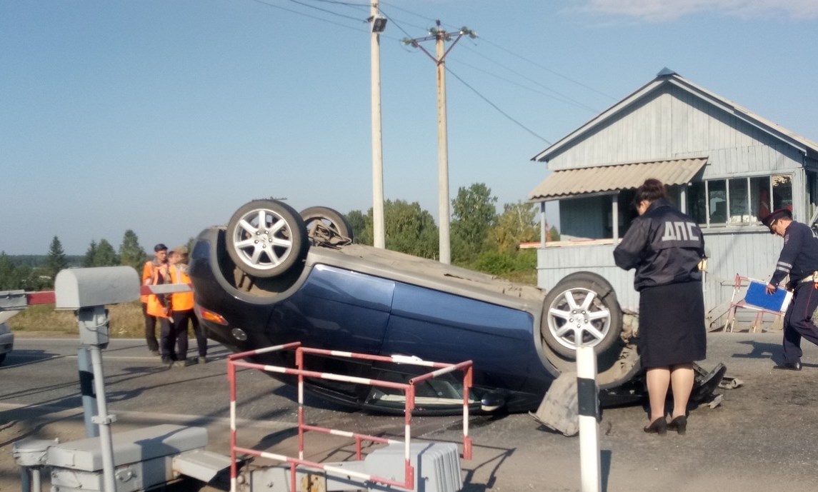 В Свердловской области у станции Марамзино автомобиль перевернулся прямо на ж/д переезде В Свердловской области у станции Марамзино автомобиль перевернулся прямо на ж/д переезде