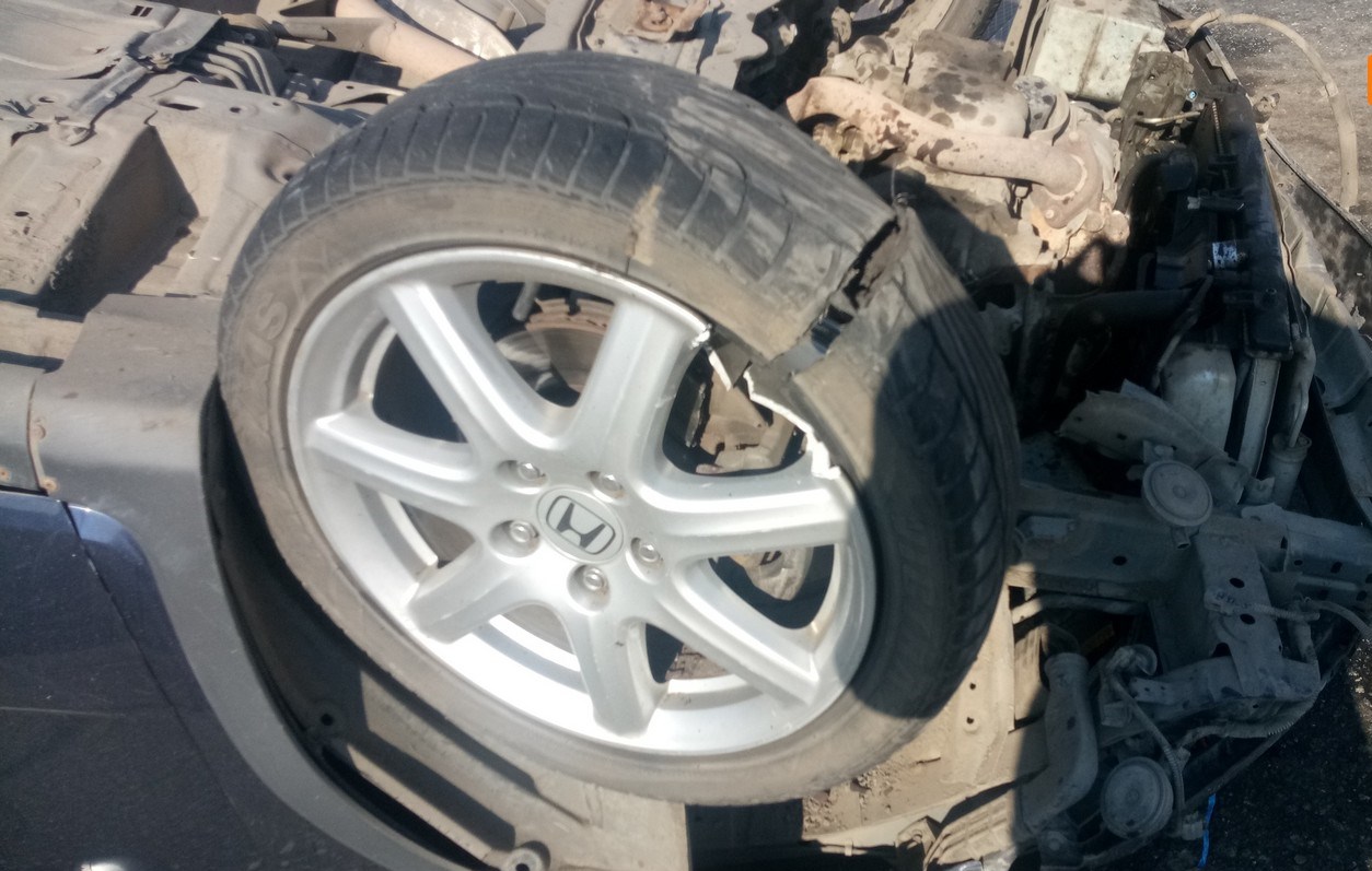 В Свердловской области у станции Марамзино автомобиль перевернулся прямо на ж/д переезде В Свердловской области у станции Марамзино автомобиль перевернулся прямо на ж/д переезде