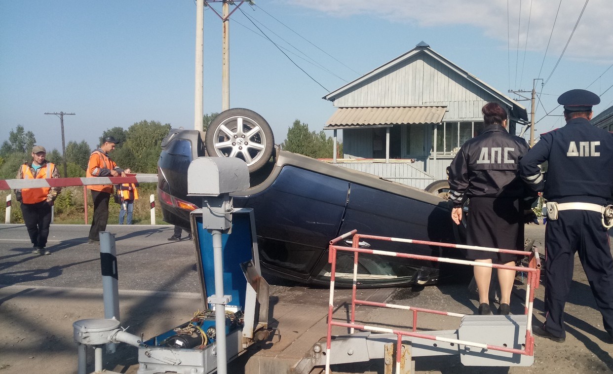 В Свердловской области у станции Марамзино автомобиль перевернулся прямо на ж/д переезде В Свердловской области у станции Марамзино автомобиль перевернулся прямо на ж/д переезде