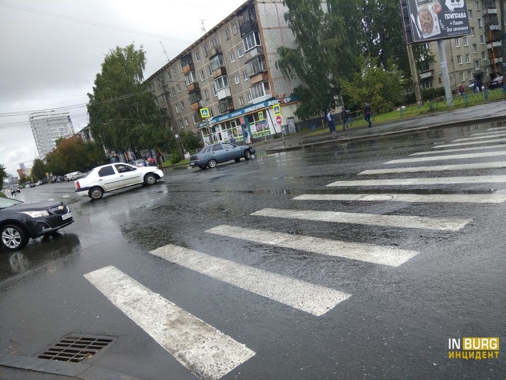 В Екатеринбурге дождь стал причиной нескольких ДТП В Екатеринбурге дождь стал причиной нескольких ДТП
