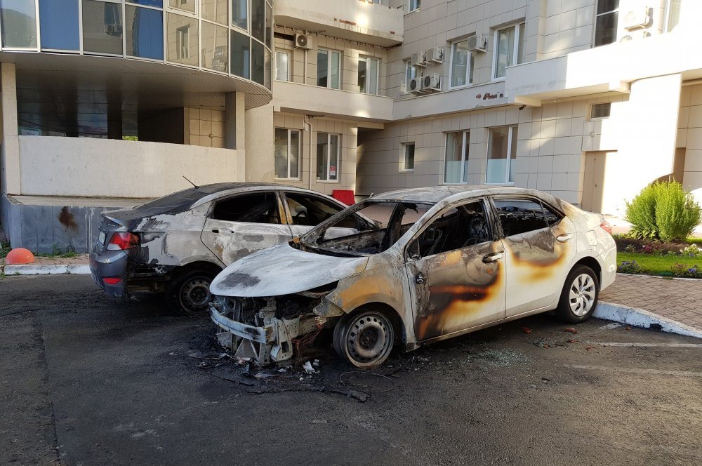 В Екатеринбурге, в переулке Красном, в результате поджога сгорели две иномарки В Екатеринбурге, в переулке Красном, в результате поджога сгорели две иномарки