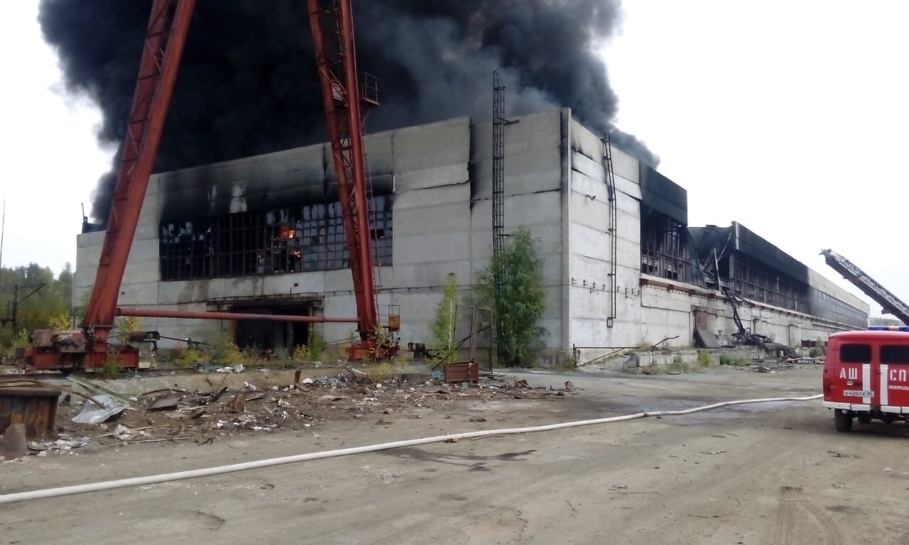 В Новоуральске крупный пожар. Горит один из цехов обанкротившегося АМУРа В Новоуральске крупный пожар. Горит один из цехов обанкротившегося АМУРа