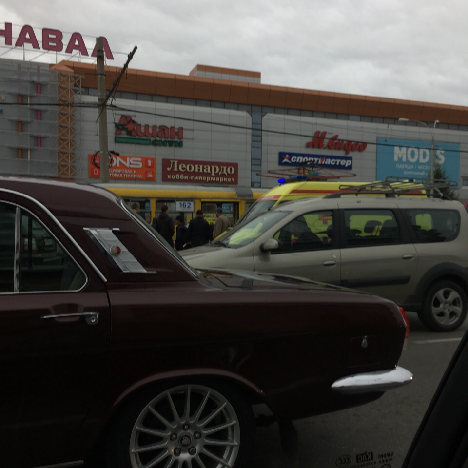 В Екатеринбурге, возле ТРЦ «Карнавал», мальчик попал под трамвай В Екатеринбурге, возле ТРЦ «Карнавал», мальчик попал под трамвай