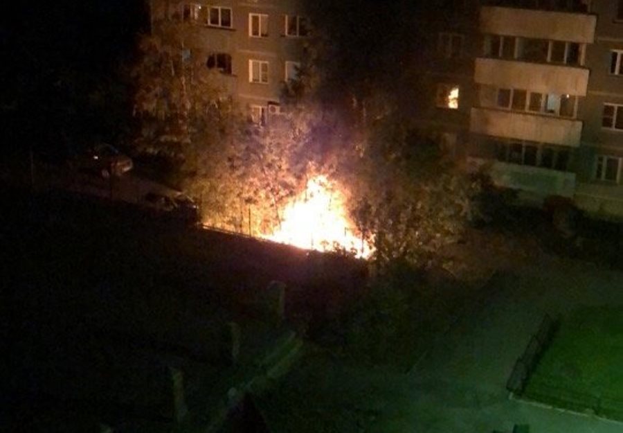 Минувшей ночью в Екатеринбурге горел автосервис и два автомобиля Минувшей ночью в Екатеринбурге горел автосервис и два автомобиля