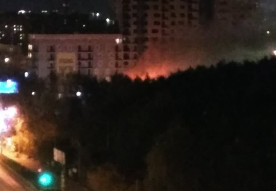 Минувшей ночью в Екатеринбурге горел автосервис и два автомобиля Минувшей ночью в Екатеринбурге горел автосервис и два автомобиля