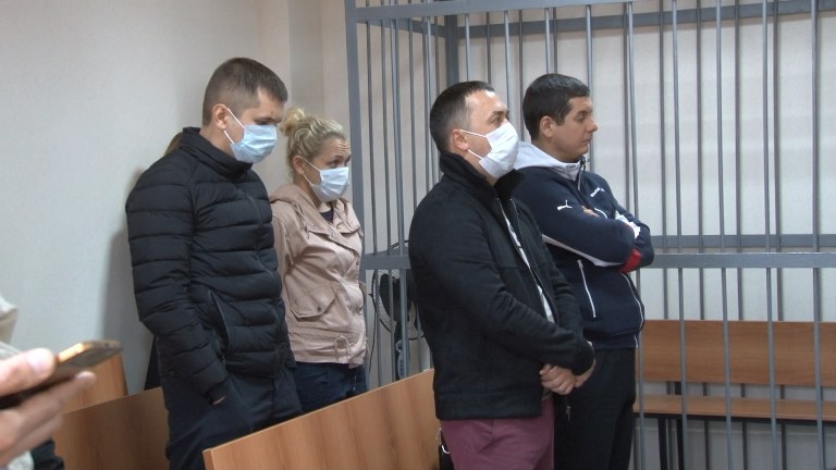 В Екатеринбурге вынесли приговор мошенникам, обманувшим пять банков на 10 млн рублей В Екатеринбурге вынесли приговор мошенникам, обманувшим пять банков на 10 млн рублей