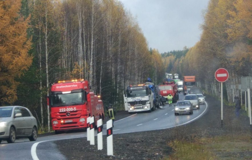 На Серовском тракте перевернулся бензовоз