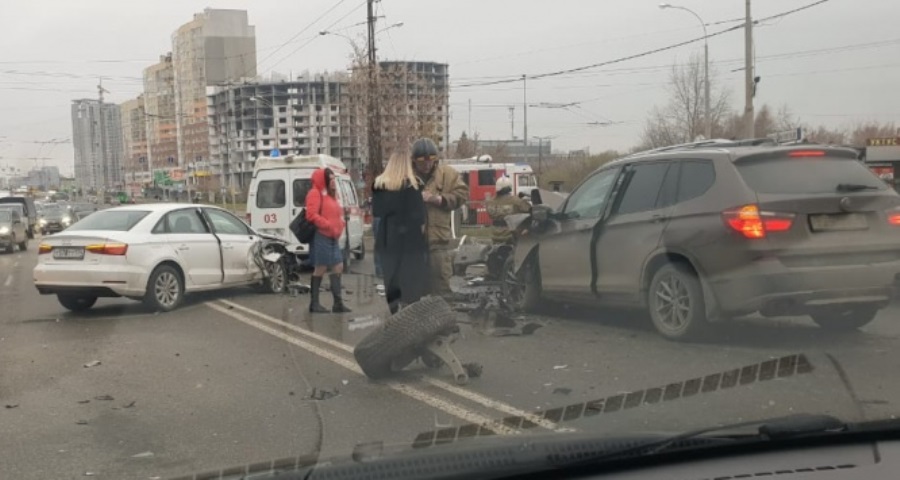 Жёсткая автомобильная «заруба» на улице Щербакова в Екатеринбурге, но, к счастью, обошлось без жертв