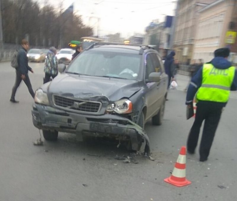 В Екатеринбурге автомобиль после ДТП вылетел на тротуар и сбил несколько пешеходов В Екатеринбурге автомобиль после ДТП вылетел на тротуар и сбил несколько пешеходов