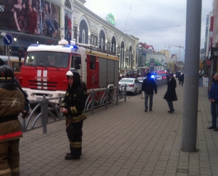 В Екатеринбурге автомобиль после ДТП вылетел на тротуар и сбил несколько пешеходов В Екатеринбурге автомобиль после ДТП вылетел на тротуар и сбил несколько пешеходов