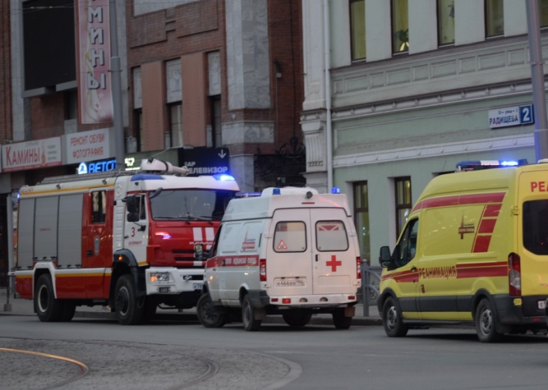 В Екатеринбурге автомобиль после ДТП вылетел на тротуар и сбил несколько пешеходов В Екатеринбурге автомобиль после ДТП вылетел на тротуар и сбил несколько пешеходов