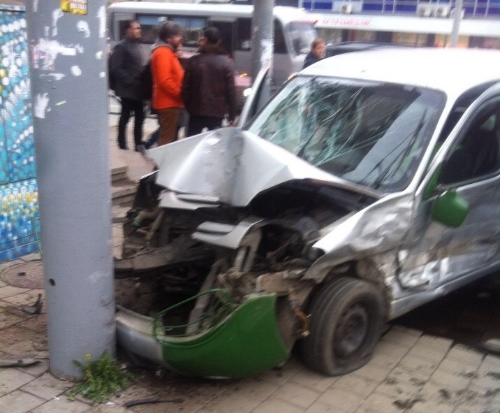 В Екатеринбурге автомобиль после ДТП вылетел на тротуар и сбил несколько пешеходов В Екатеринбурге автомобиль после ДТП вылетел на тротуар и сбил несколько пешеходов