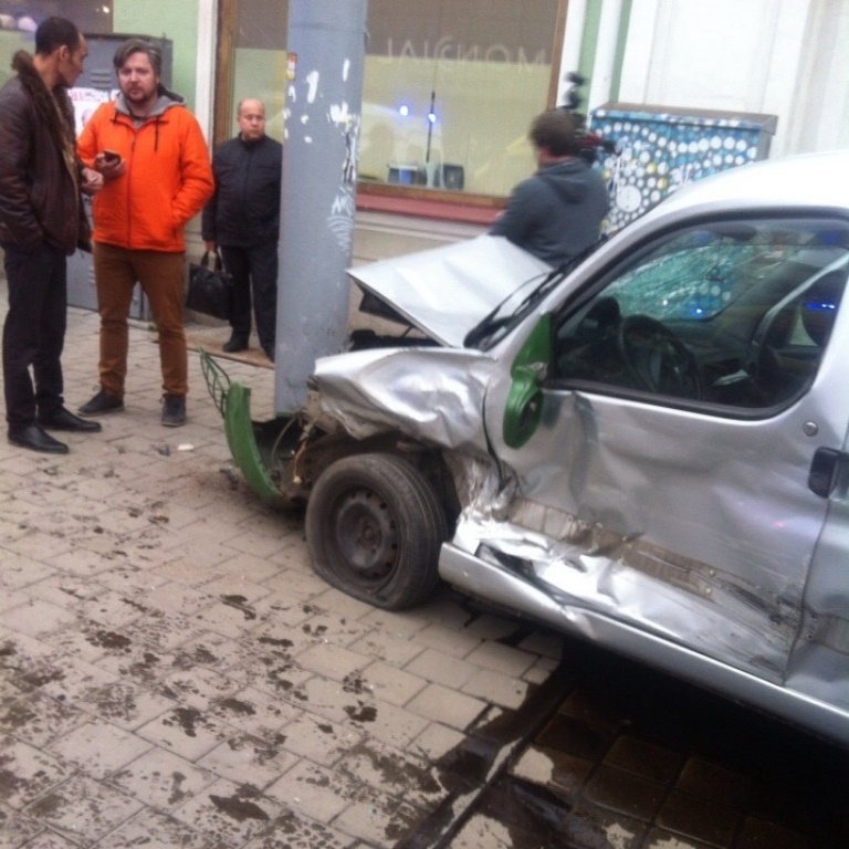 В Екатеринбурге автомобиль после ДТП вылетел на тротуар и сбил несколько пешеходов В Екатеринбурге автомобиль после ДТП вылетел на тротуар и сбил несколько пешеходов