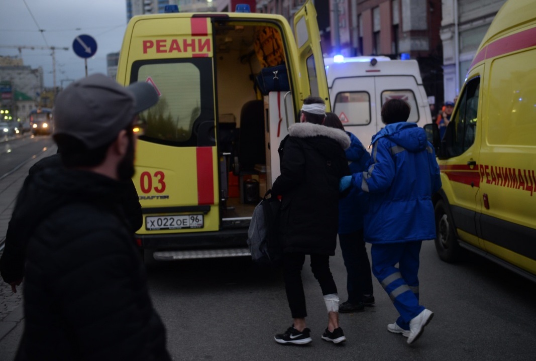 В Екатеринбурге автомобиль после ДТП вылетел на тротуар и сбил несколько пешеходов В Екатеринбурге автомобиль после ДТП вылетел на тротуар и сбил несколько пешеходов