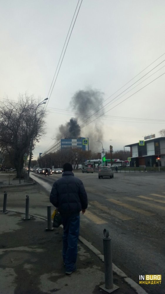 В Екатеринбурге загорелась кровля оборонного завода «Вектор» В Екатеринбурге загорелась кровля оборонного завода «Вектор»