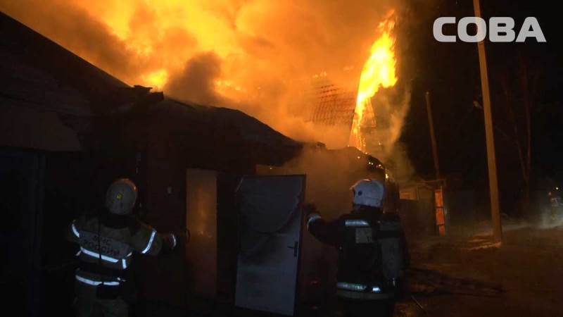 В Екатеринбурге в посёлке Семь Ключей сгорели два дома и машина В Екатеринбурге в посёлке Семь Ключей сгорели два дома и машина