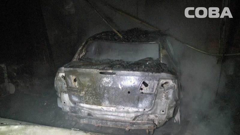 В Екатеринбурге в посёлке Семь Ключей сгорели два дома и машина В Екатеринбурге в посёлке Семь Ключей сгорели два дома и машина