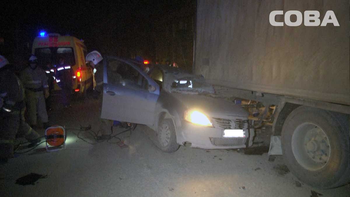 На Уралмаше Renault Logan попал под полуприцеп грузовика На Уралмаше Renault Logan попал под полуприцеп грузовика