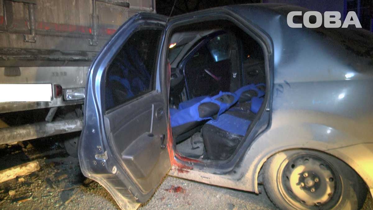На Уралмаше Renault Logan попал под полуприцеп грузовика На Уралмаше Renault Logan попал под полуприцеп грузовика