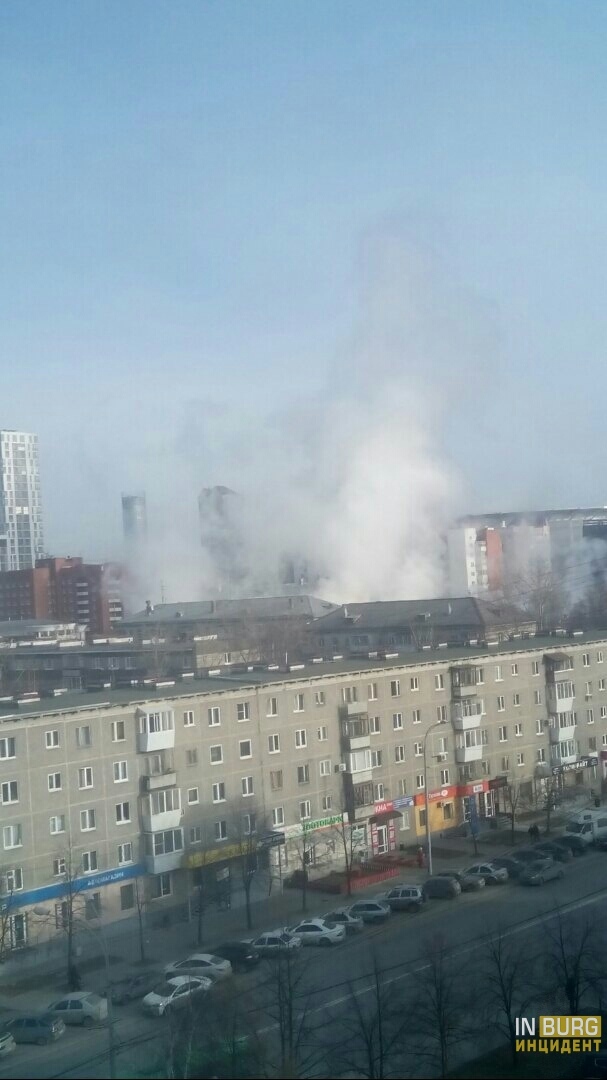 На улице Мельникова прорвало трубу, пар поднимается высоко над домами На улице Мельникова прорвало трубу, пар поднимается высоко над домами