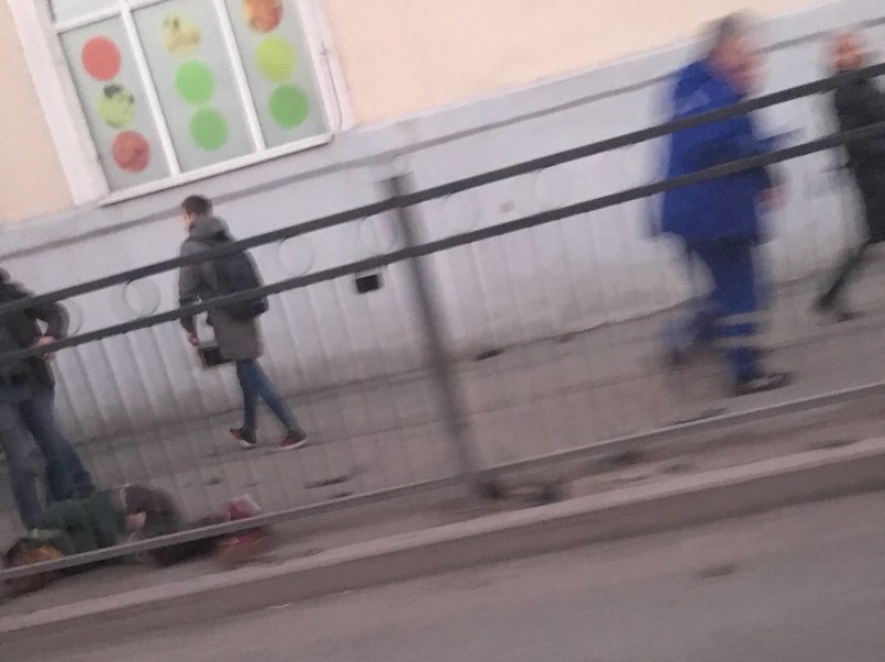 В Екатеринбурге автомобиль вылетел на тротуар и сбил несколько человек В Екатеринбурге автомобиль вылетел на тротуар и сбил несколько человек